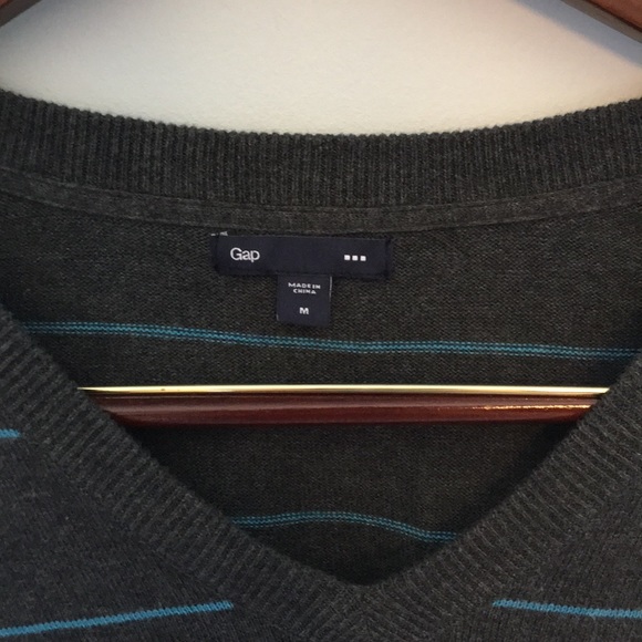 Gap v neck sweater - Picture 2 of 2